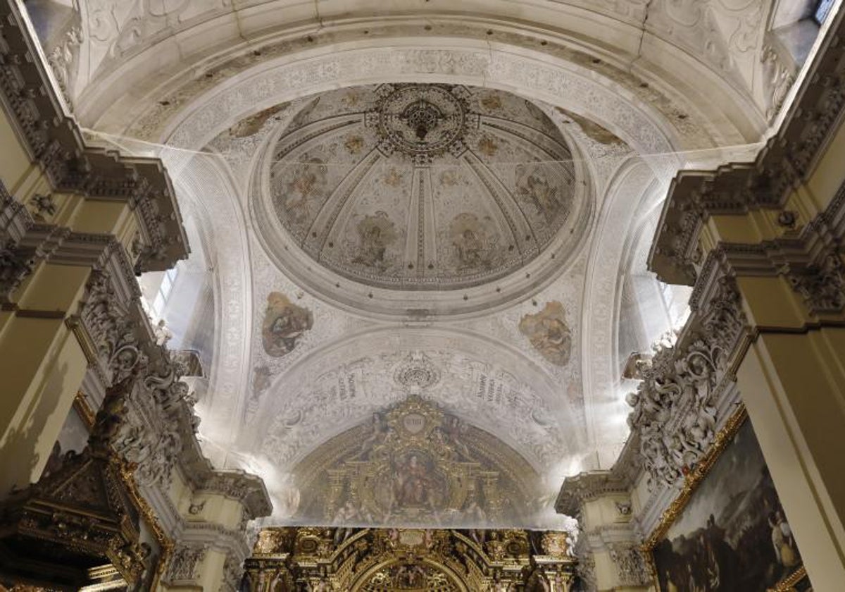 El Hospital de la Caridad tuvo que colocar una red bajo la cúpula de la iglesia por los desprendimientos