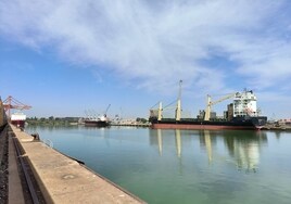 Tres buques de más de 150 metros de eslora coinciden esta semana en el Puerto de Sevilla
