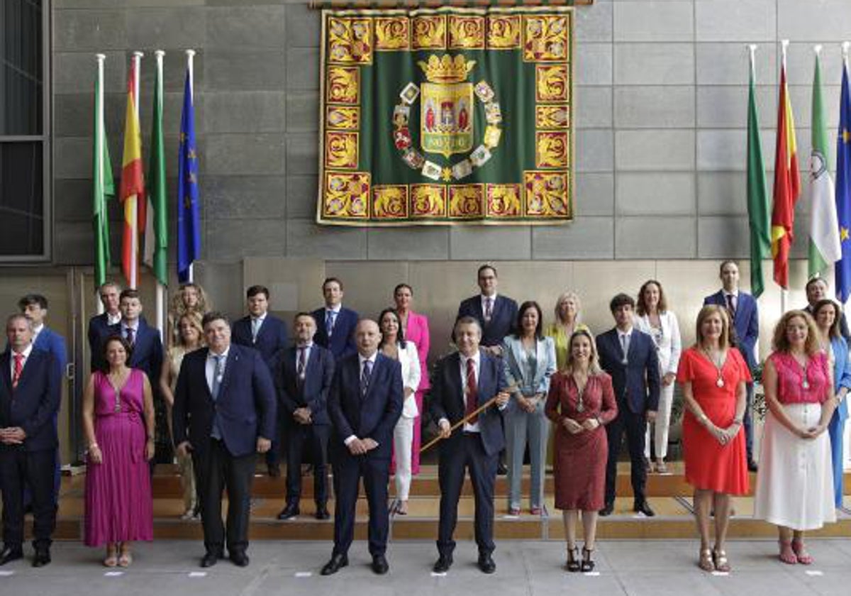 Parte de los 31 diputados provinciales que conforman la Diputación de Sevilla tras el pleno de investidura de julio de 2023