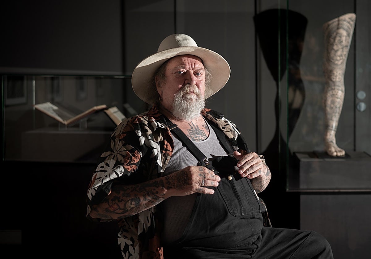 Henk Schiffmacher, ante las obras de la exposición, 'Tattoo, arte bajo la piel' de Caixaforum