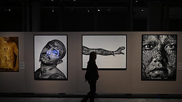 Una de las salas de la exposición sobre el tatuaje en Caixaforum Sevilla