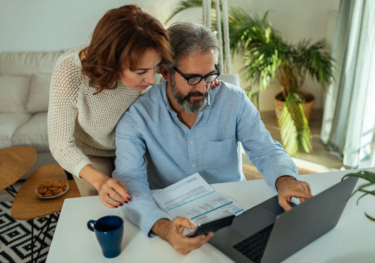 Imagen de archivo de una pareja revisando su cuenta bancaria