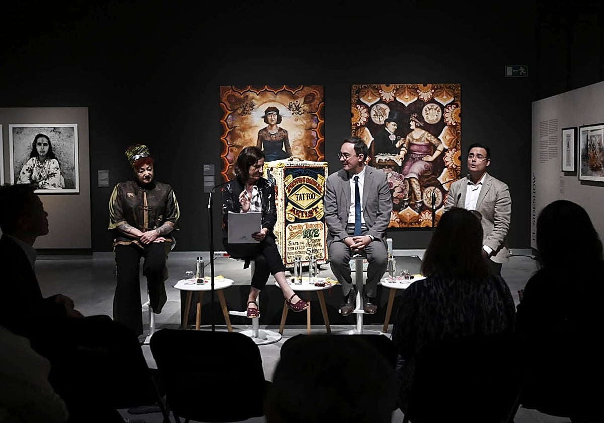 La comisaria de la exposición, Anne Richard, la directora de exposiciones de la Caixa, Isabel Salgado, el director del Museo de Quai Branly de París, Jèrôme Bastianelli y Moisés Roiz, director del Caixaforum Sevilla