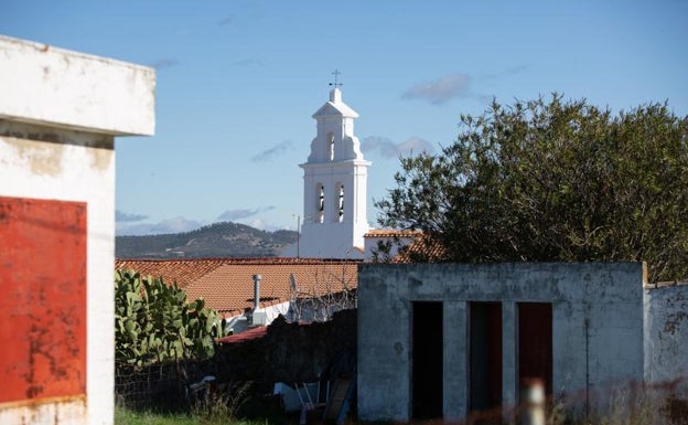 La espadaña de la Iglesia de San Blas, entre el caserío de El Madroño