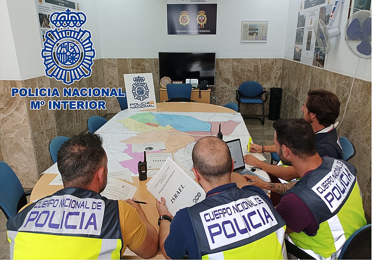 Los agentes de la Policía encargados de la investigación
