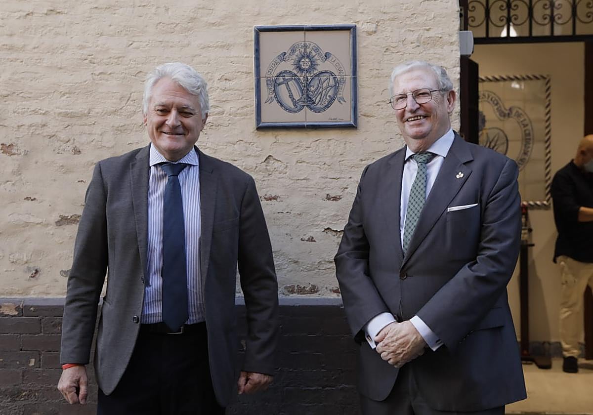 El periodista y director de Canal Sur Radio, Juan Miguel Vega, junto al presidente del Consejo de Hermandades, Francisco Vélez