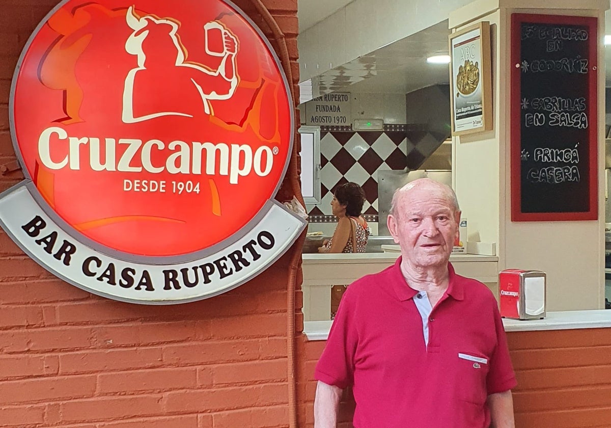 Ruperto Blanco Caro delante de su bar Casa Ruperto