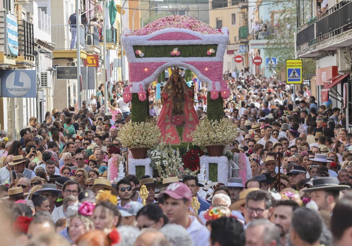 La Virgen de Valme, en la edición de 2022, por las calles de Dos Hermanas