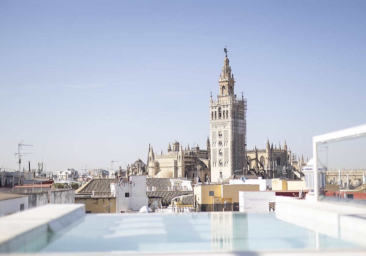 Piscina termal en la terraza de Aire Ancients Baths Sevilla