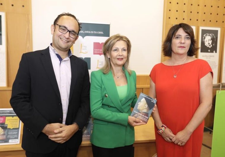 Alfonso Lombana; la embajadora de Hungría, Katalin Tóth, y Patricia Cañizares, durante la presentación de 'Fortiter in fide' en la Casa del Libro