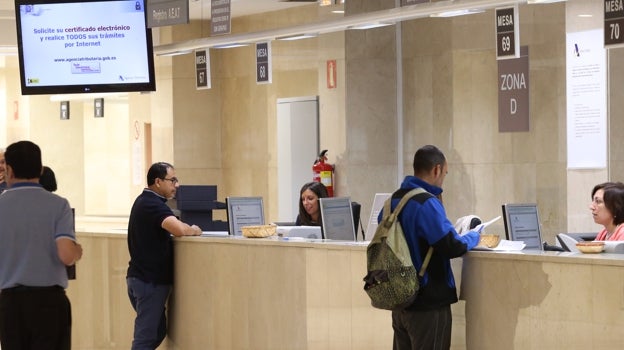 Mostradores de una oficina de la Agencia Tributaria en Madrid