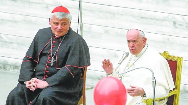 El cardenal Krajewski con el Papa Francisco