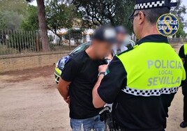 Pillan al conductor de una moto en Sevilla cuadruplicando la tasa de alcohol, sin casco y con el carné caducado