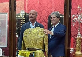 Emilio Muñoz dona un traje de luces al Gran Poder