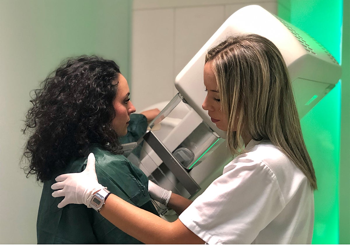 Una paciente del Hospital Infanta Luisa de Sevilla durante una mamografía