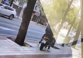 En vídeo: atracan a punta de pistola un Cash Converters de Sevilla