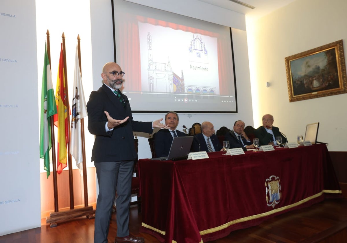 El director artístico de la cabalgata de los Reyes Magos, Jesús Corral, presenta las nuevas carrozas