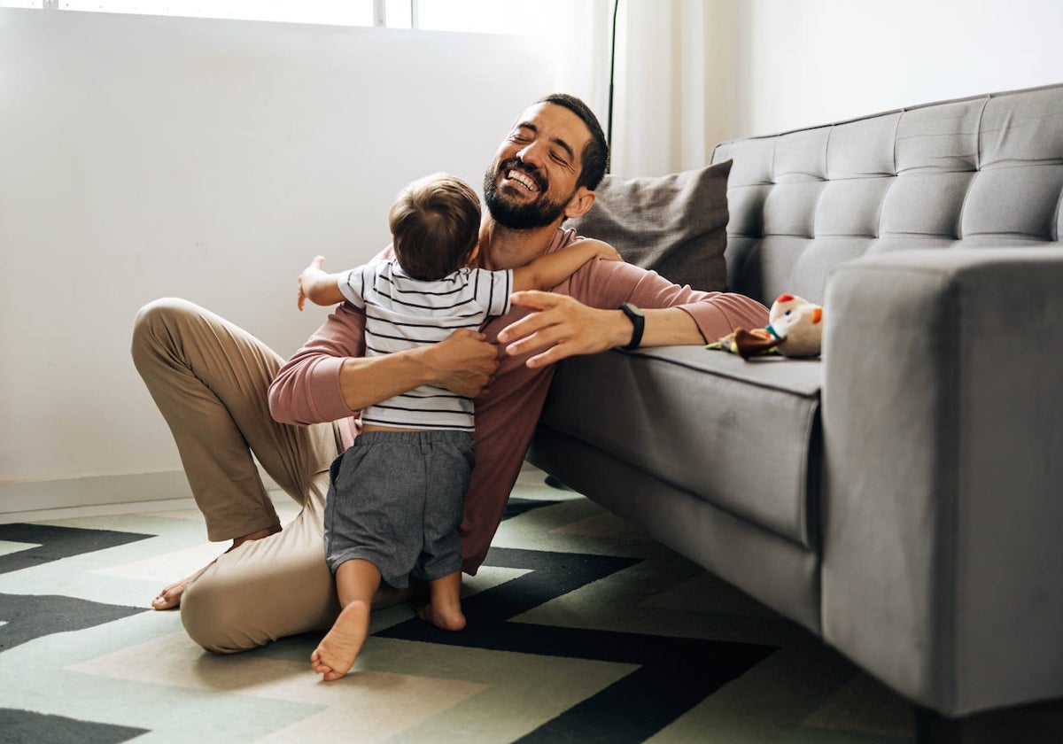 Un padre juega con su hijo