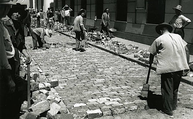 Colocando adoquines de la calle Tetuán
