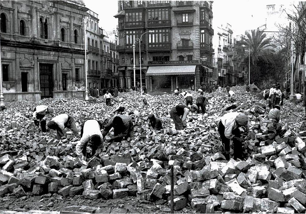 Adoquinando la plaza de San Francisco en el año 1960