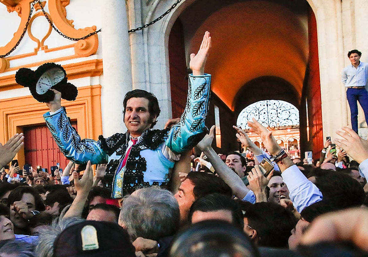 Morante de la Puebla salió por la Puerta del Príncipe tras cortar el rabo del toro Ligerito de Garcigrande
