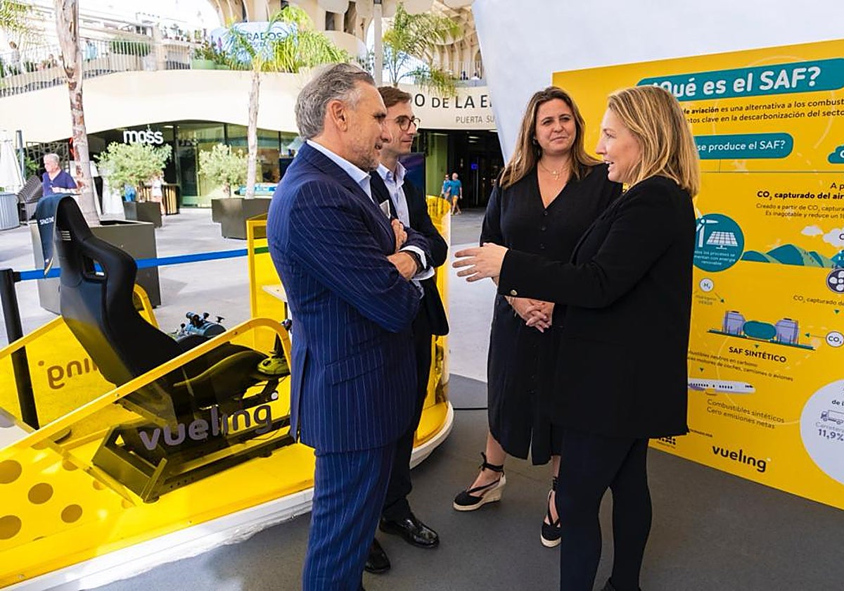 El director general y la delegada de Turismo, Juan José Domínguez, y Angie Moreno, con portavoces de Vueling