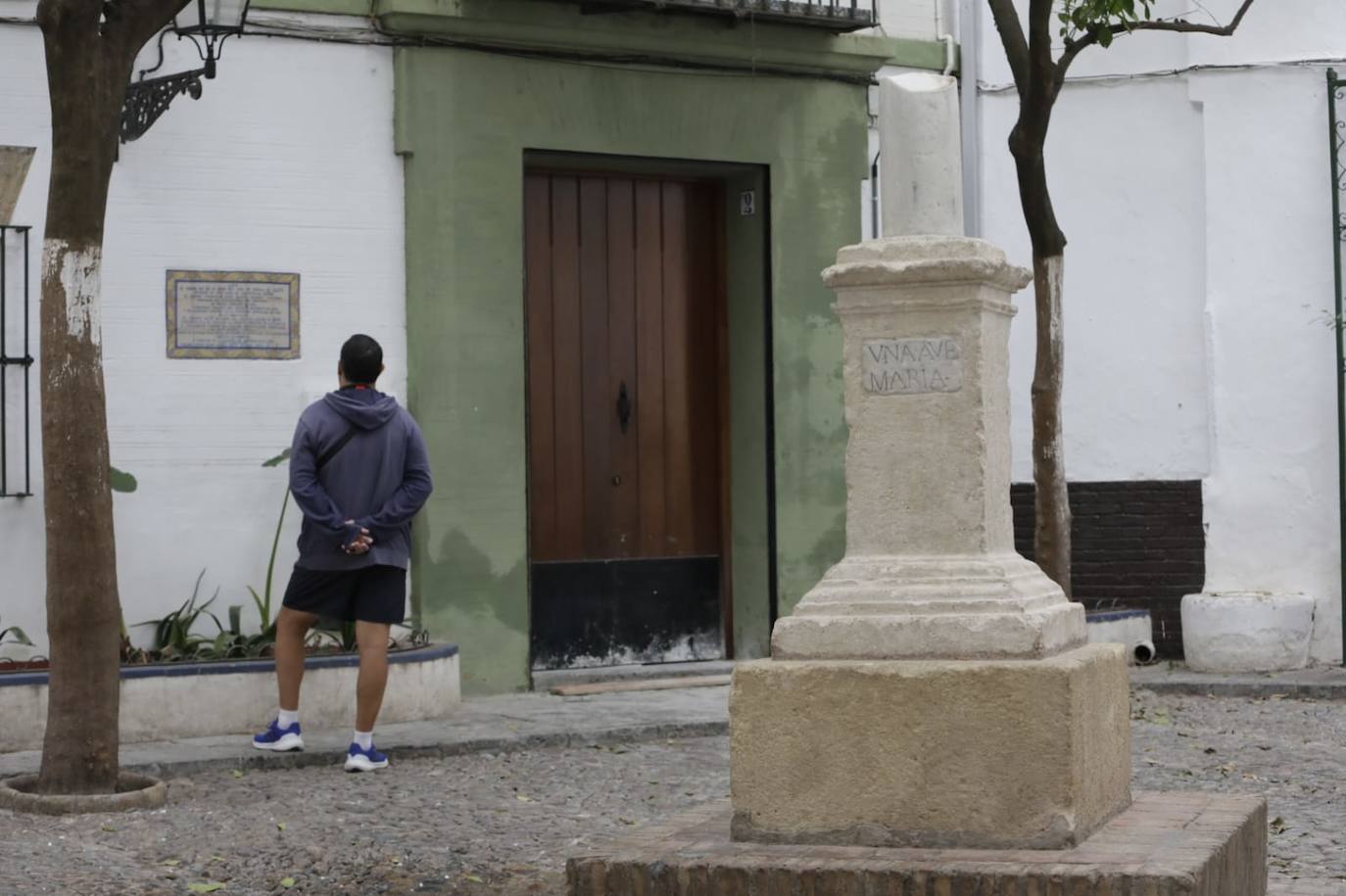 En imágenes: así ha quedado la cruz de la plaza de Santa Marta de Sevilla tras los actos vandálicos