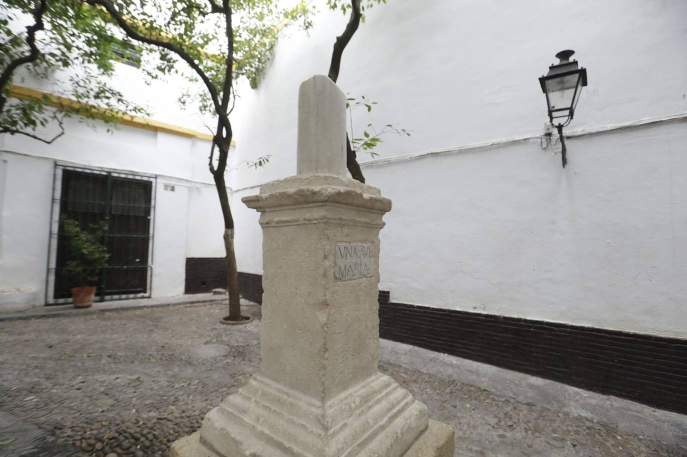 En imágenes: así ha quedado la cruz de la plaza de Santa Marta de Sevilla tras los actos vandálicos