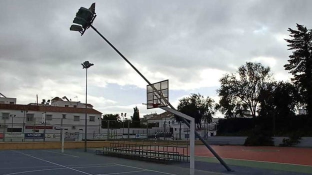 Así quedaron los focos de las instalaciones deportivas de La Puebla de Cazalla cuyas actividades se han interrumpido