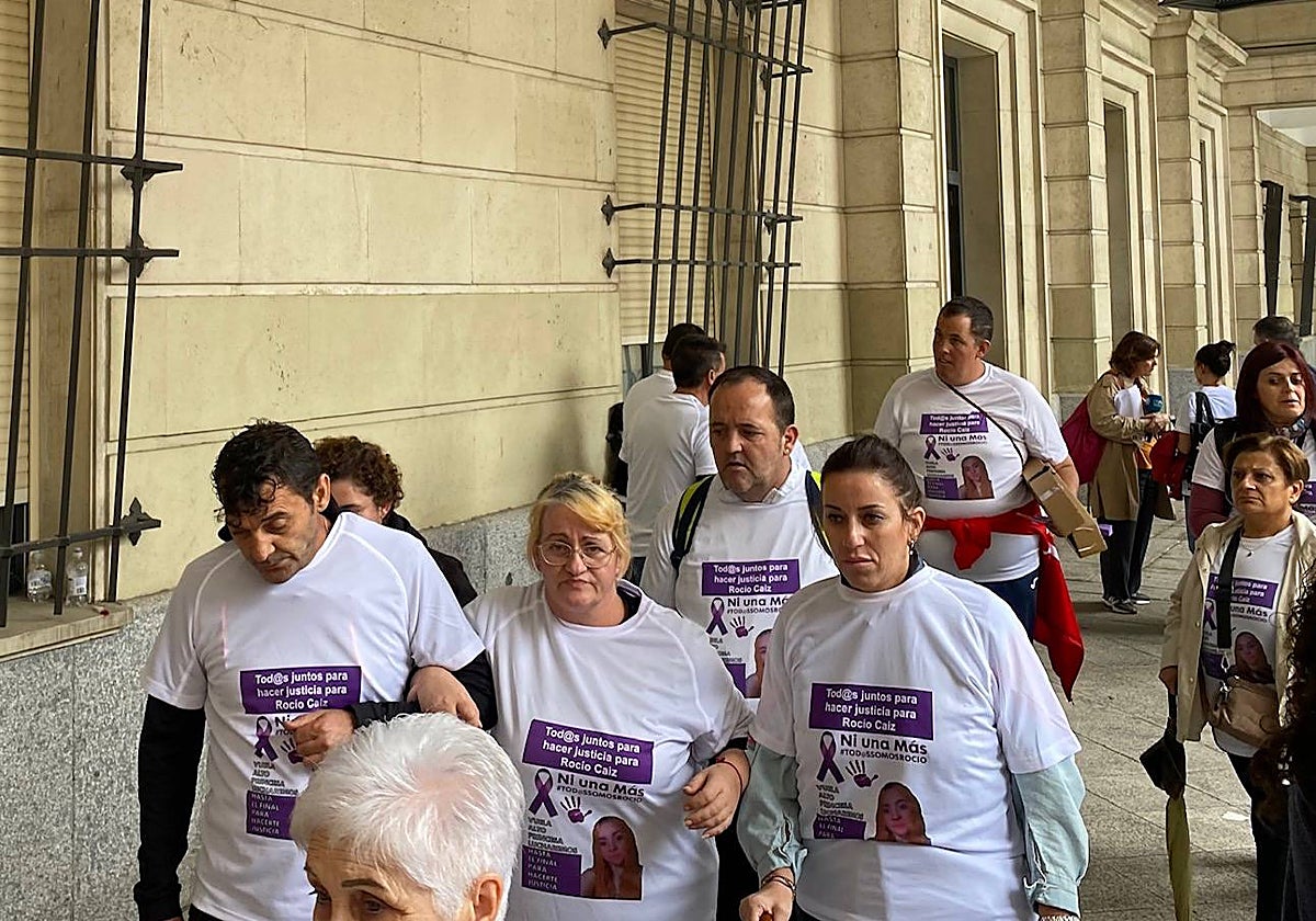 La madre y el padre de Rocío Caíz, cogidos del brazo, junto a familiares y vecinos, este lunes en la Audiencia de Sevilla