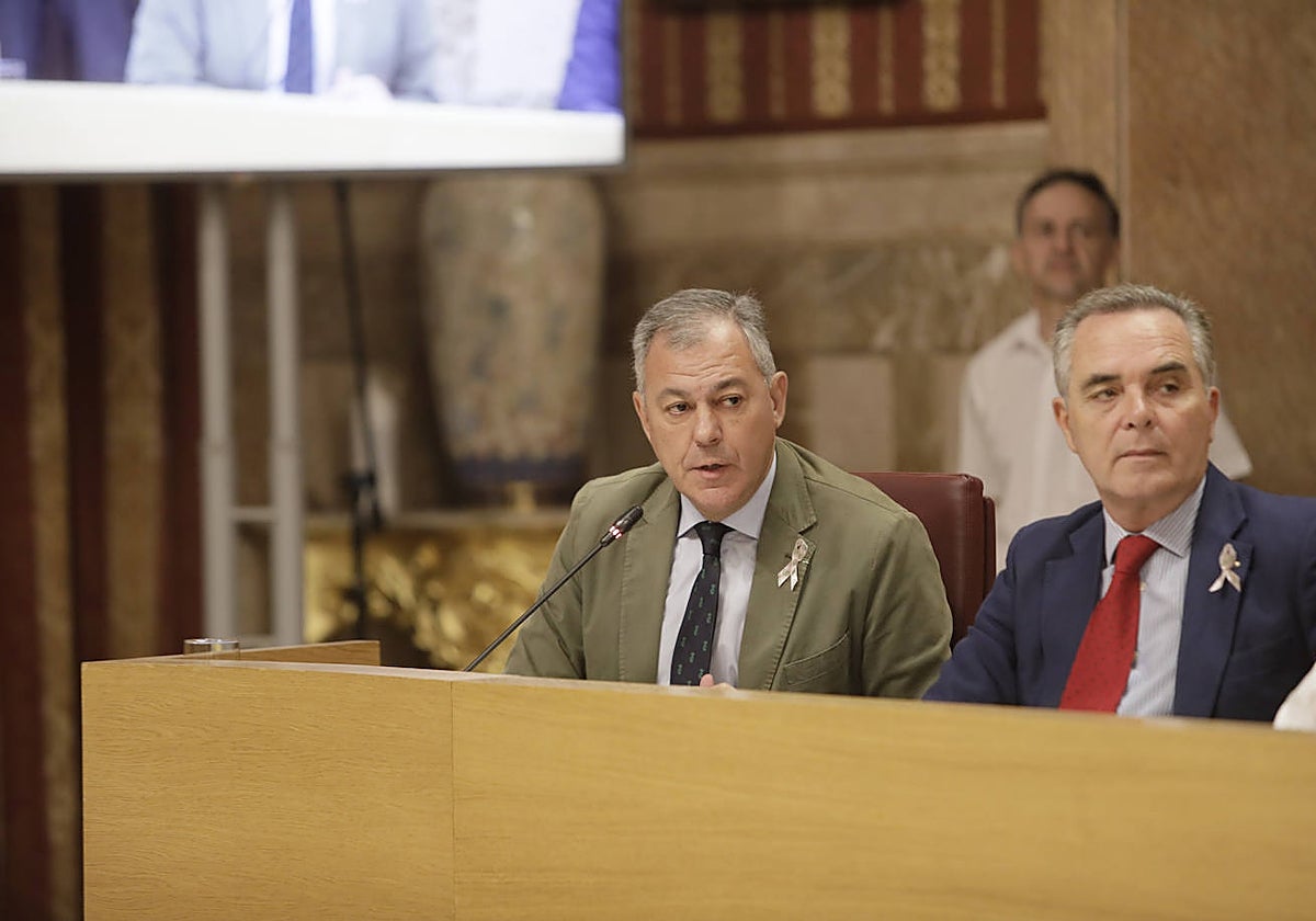 El alcalde de Sevilla, José Luis Sanz, junto al delegado de Hacienda, Juan Bueno