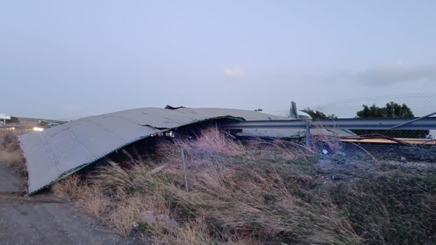 La techumbre de una caseta del recinto ferial de Arahal cae sobre la A-92 cortando el tráfico