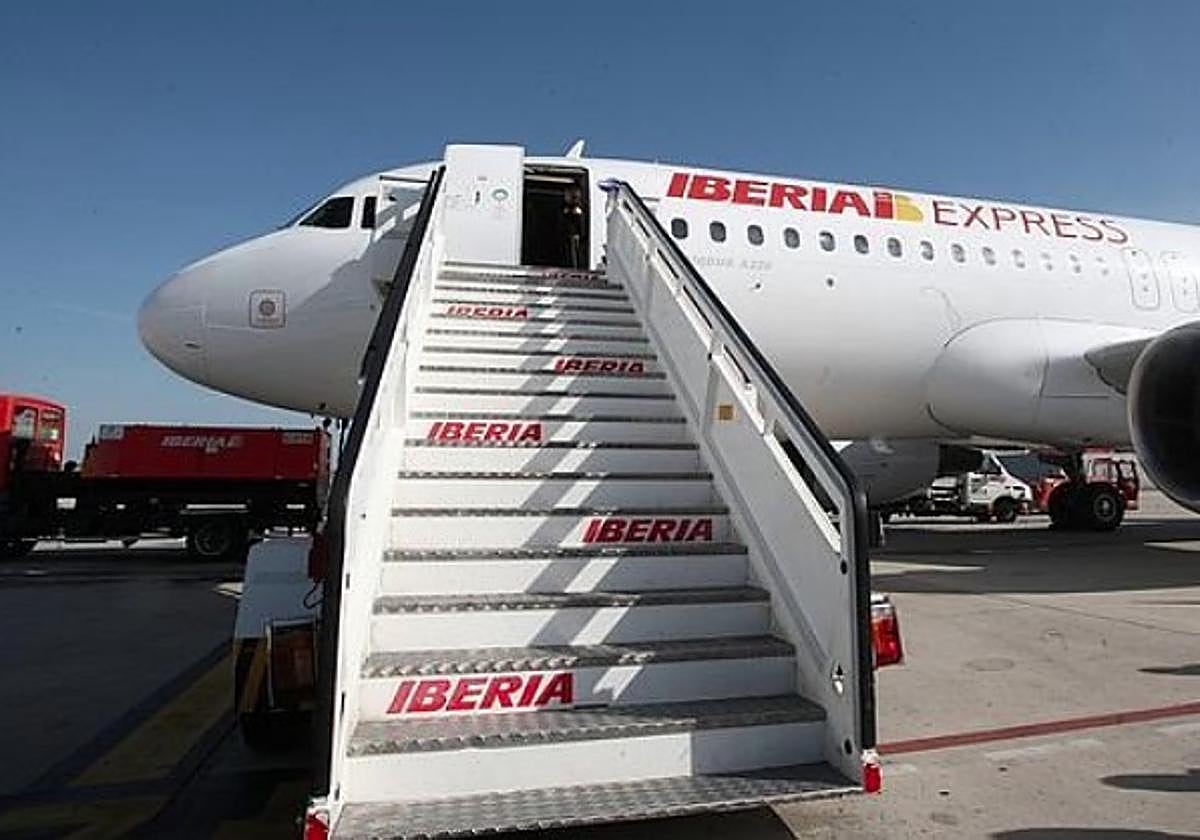 Un avión de Iberia, en la pista de despegue