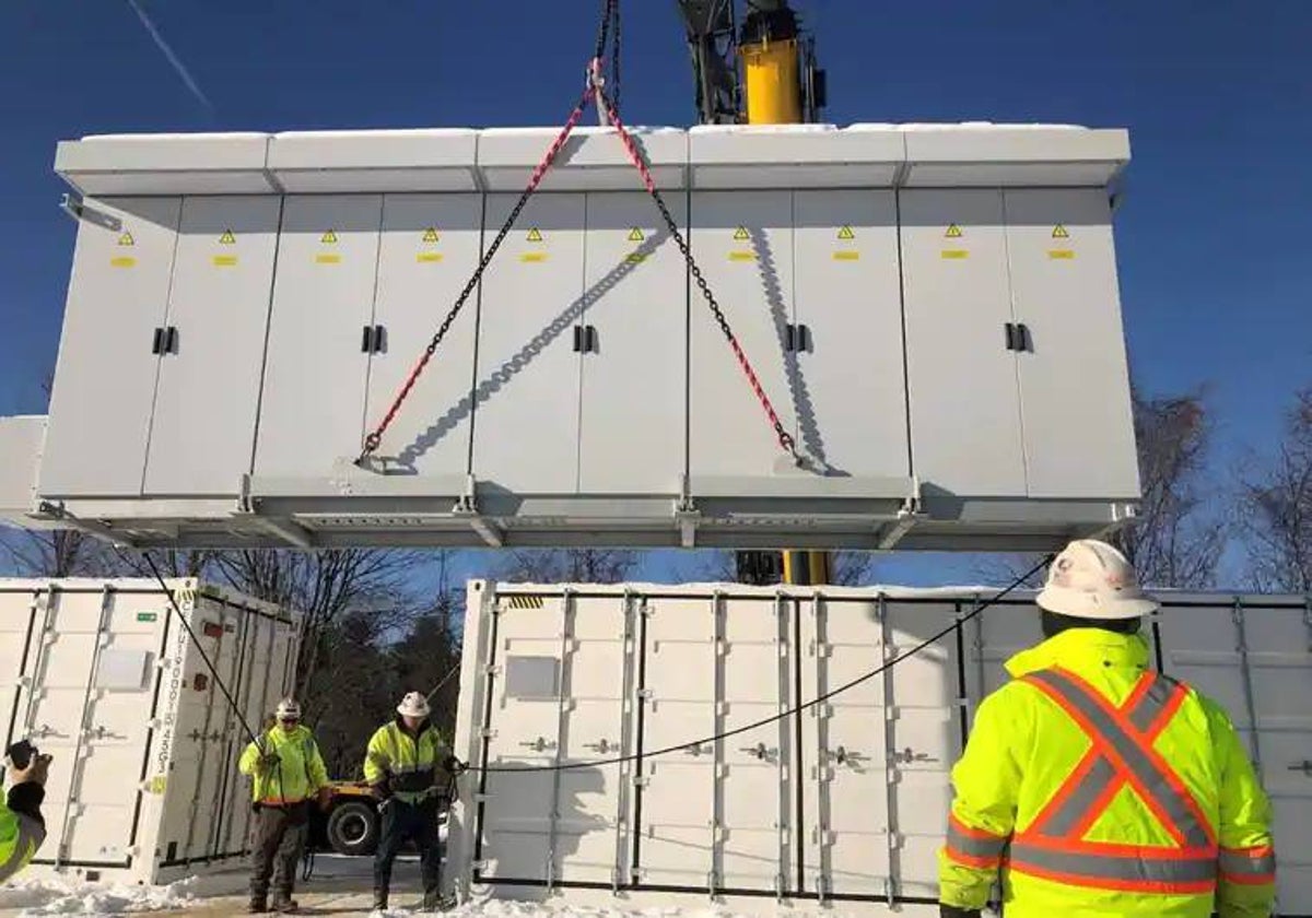 Operarios de la compañía trabajando con dispositivos para almacenar energía