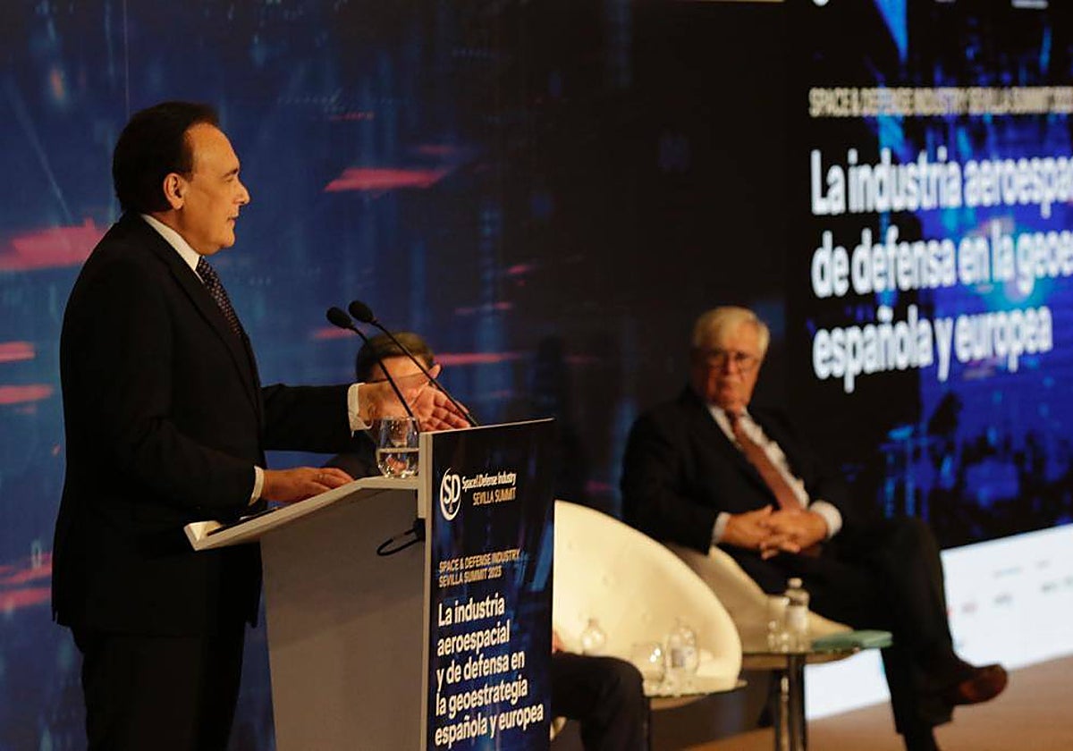 Un momento de la intervención realizada por el consejero de Universidad en el congreso; al fondo, Joan Clos