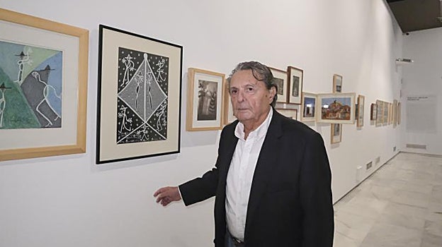 El bailaor José de la Vega junto a uno de los cuadros de su colección particular de Vicente Escudero cedidos a esta exposición