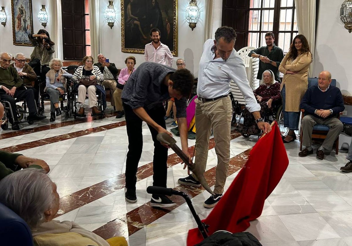 Luis Mariscal torea con la muleta mientras su hijo, el novillero Mariscal Ruiz, embiste