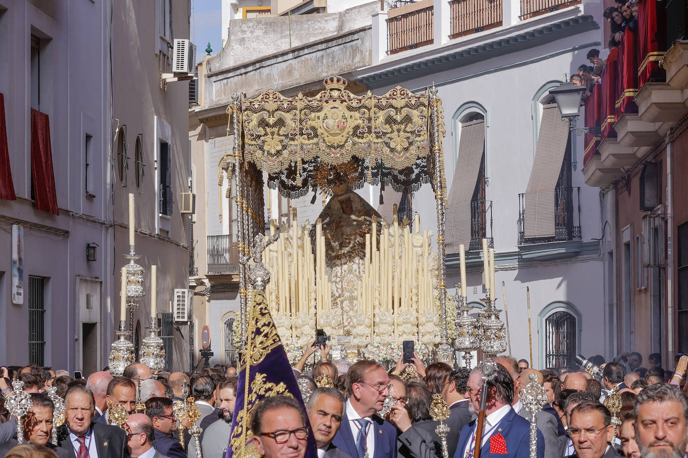La Virgen de las Angustias se traslada a la Catedral para presidir una misa flamenca