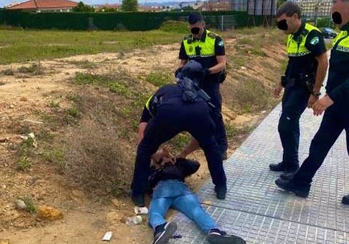 Los agentes localizaron al atracador con la recaudación de la farmacia