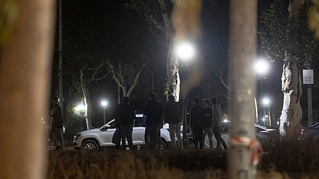 Jóvenes haciendo botellón en el campo de la Feria
