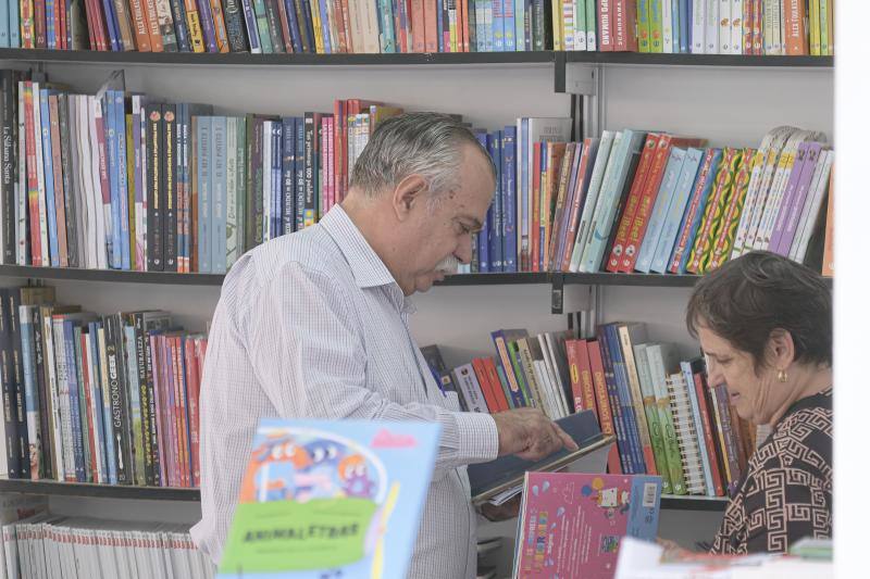 Ambiente dominical en las casetas de la Feria del Libro de Sevilla