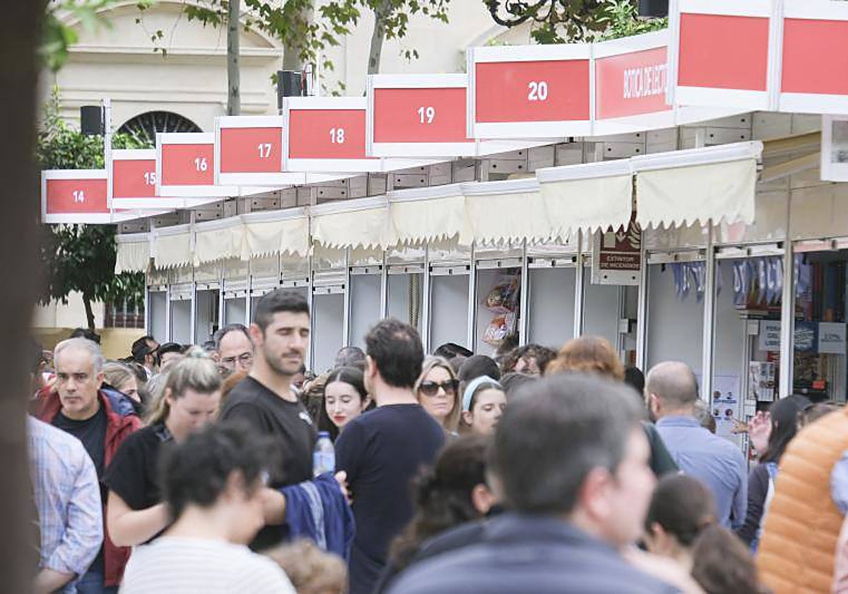 Ambiente en la Feria del Libro de Sevilla, este domingo