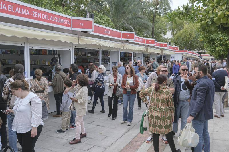 Ambiente dominical en las casetas de la Feria del Libro de Sevilla