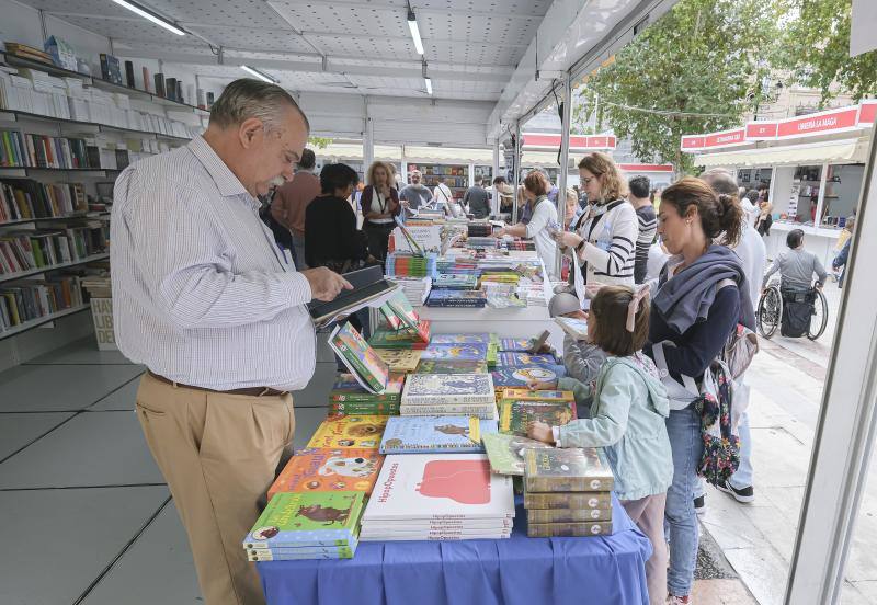 Ambiente dominical en las casetas de la Feria del Libro de Sevilla
