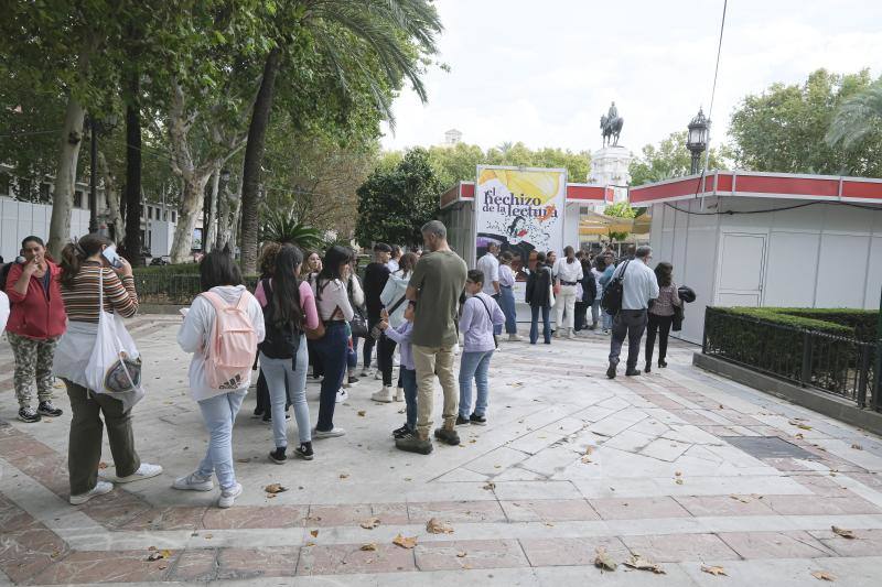 Ambiente dominical en las casetas de la Feria del Libro de Sevilla