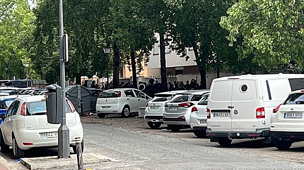 La Policía Nacional tiene retenido en estos momentos a un grupo de radicales en la calle Monzón de Heliópolis