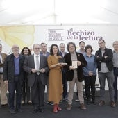 Fernando Iwasaki, el editor Antonio María Ávila y la narradora oral Alicia Bululú recogen los Premios Feria del Libro