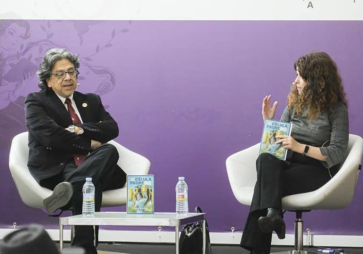 Fernando Iwasaki y Lola Pons en la presentación del libro