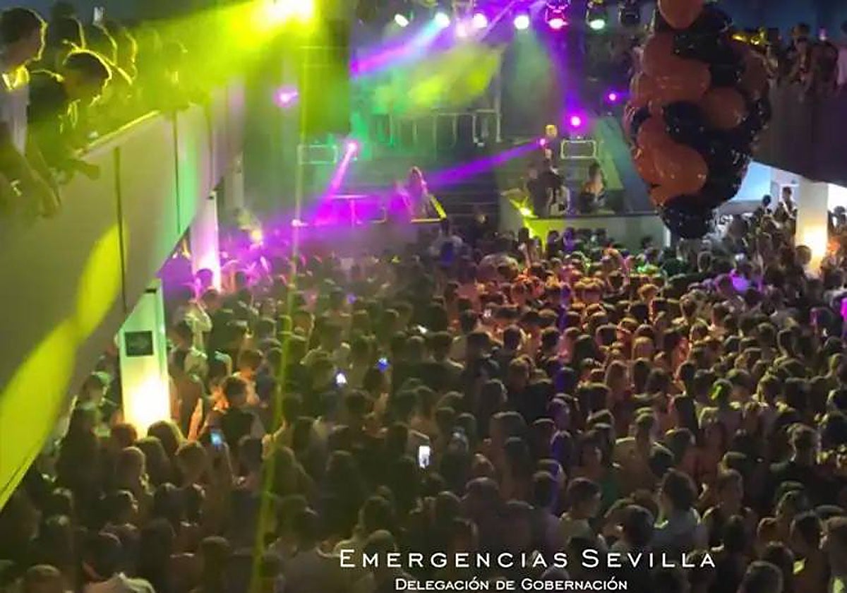 Interior de una sala de fiestas en la celebración de Halloween en 2022