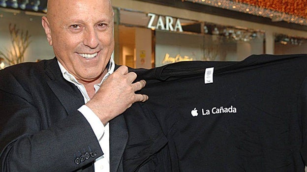 Tomás Olivo con una camiseta con el logo del centro comercial La Cañada, en Marbella